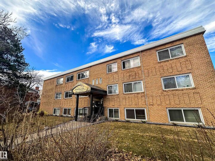 Property Photo:  8406 104 Street NW 3  AB T6E 4G2 