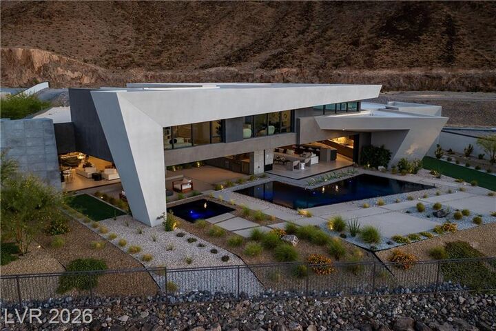 Property Photo: 8 Chisel Crest Court NV 89012