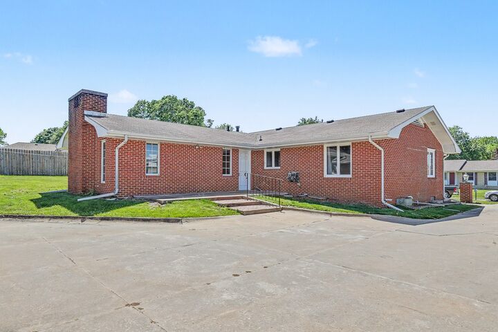 Property Photo: 222 E 10th Street IA 50219
