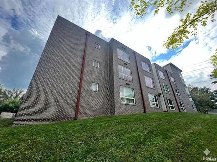 Property Photo: 604 N Smith Road IN 47408-2766