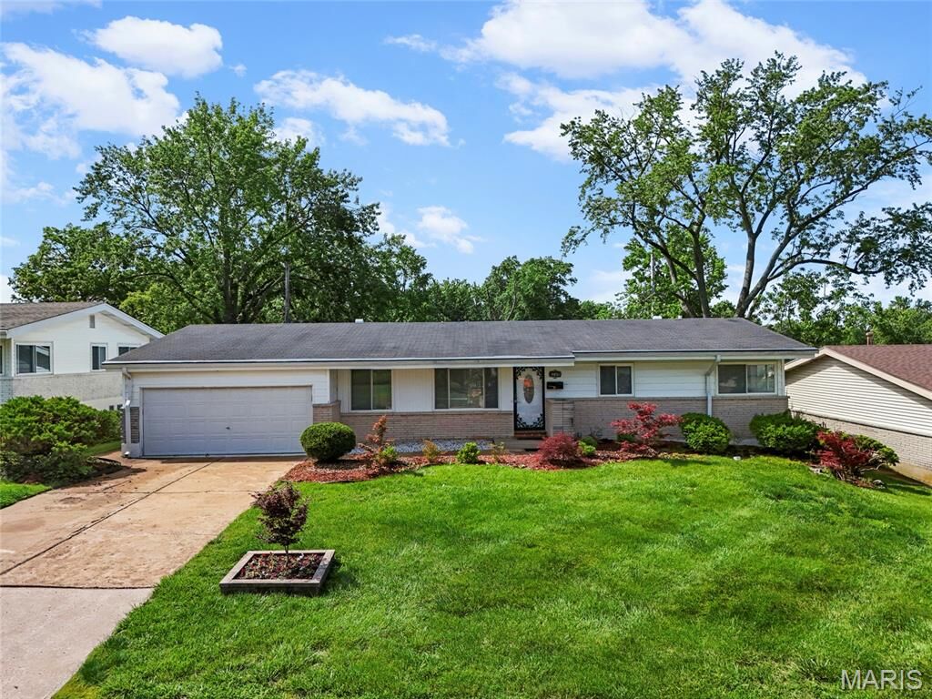 Property Photo: 2280 Luxmore Drive MO 63136