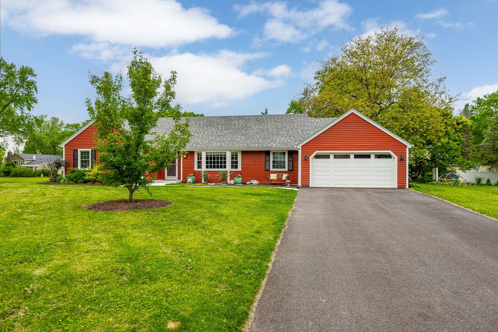 Property Photo:  27W359 Aspen Court  IL 60190 