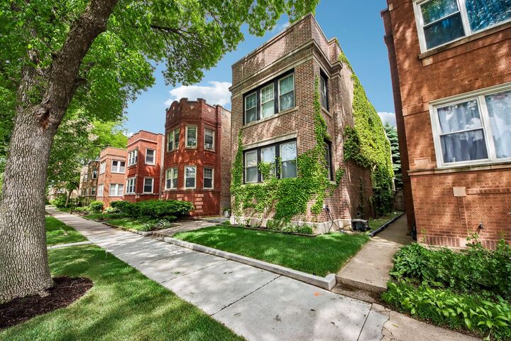 Property Photo: 5643 N Campbell Avenue IL 60659
