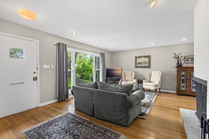 Property Photo: 816 Holmes Avenue IL 60015