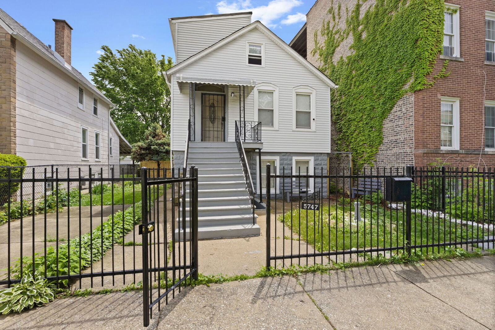 Property Photo: 5747 W Superior Street IL 60644