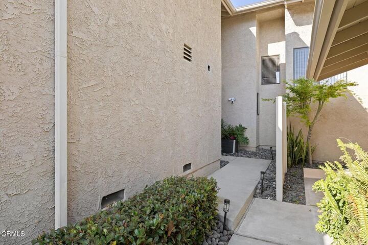 Property Photo:  924 Sandberg Lane  CA 93003 