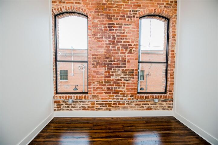 Property Photo:  110 W Knox Street 202  TX 75119 