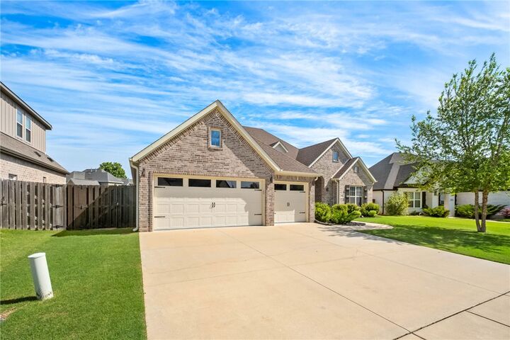 Property Photo:  1502 Ridgewood Avenue  AR 72745 