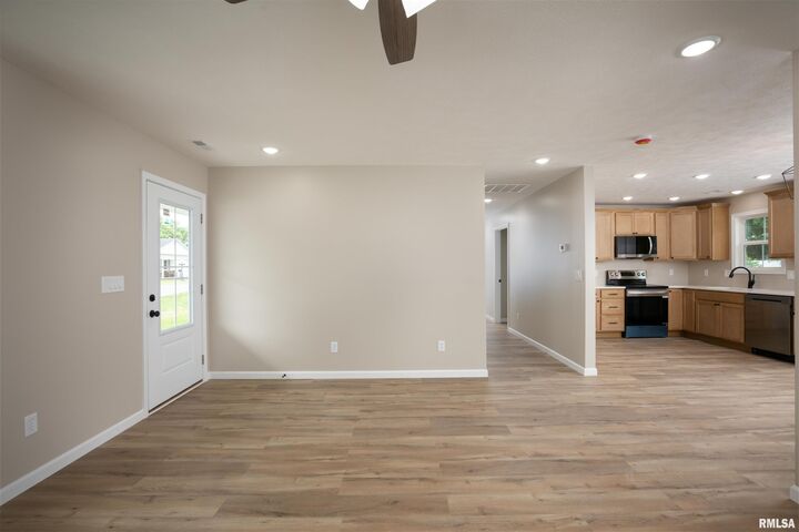 Property Photo:  1400 E Parham Street  IL 62959 