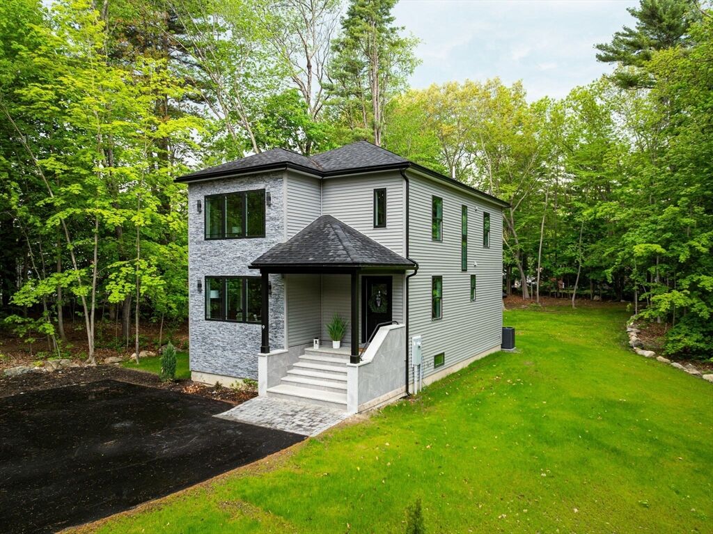 Property Photo:  9 Trues Pkwy  NH 03873 