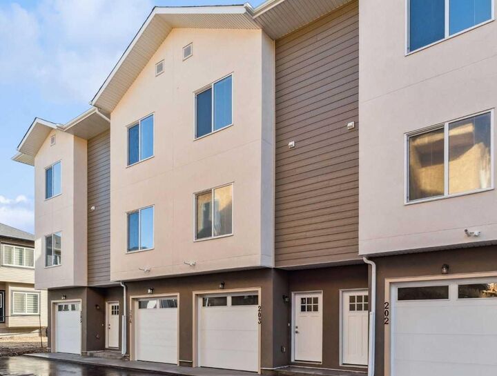 Property Photo:  95 Saddlecrest Circle NE 202  AB T3J 0Z2 