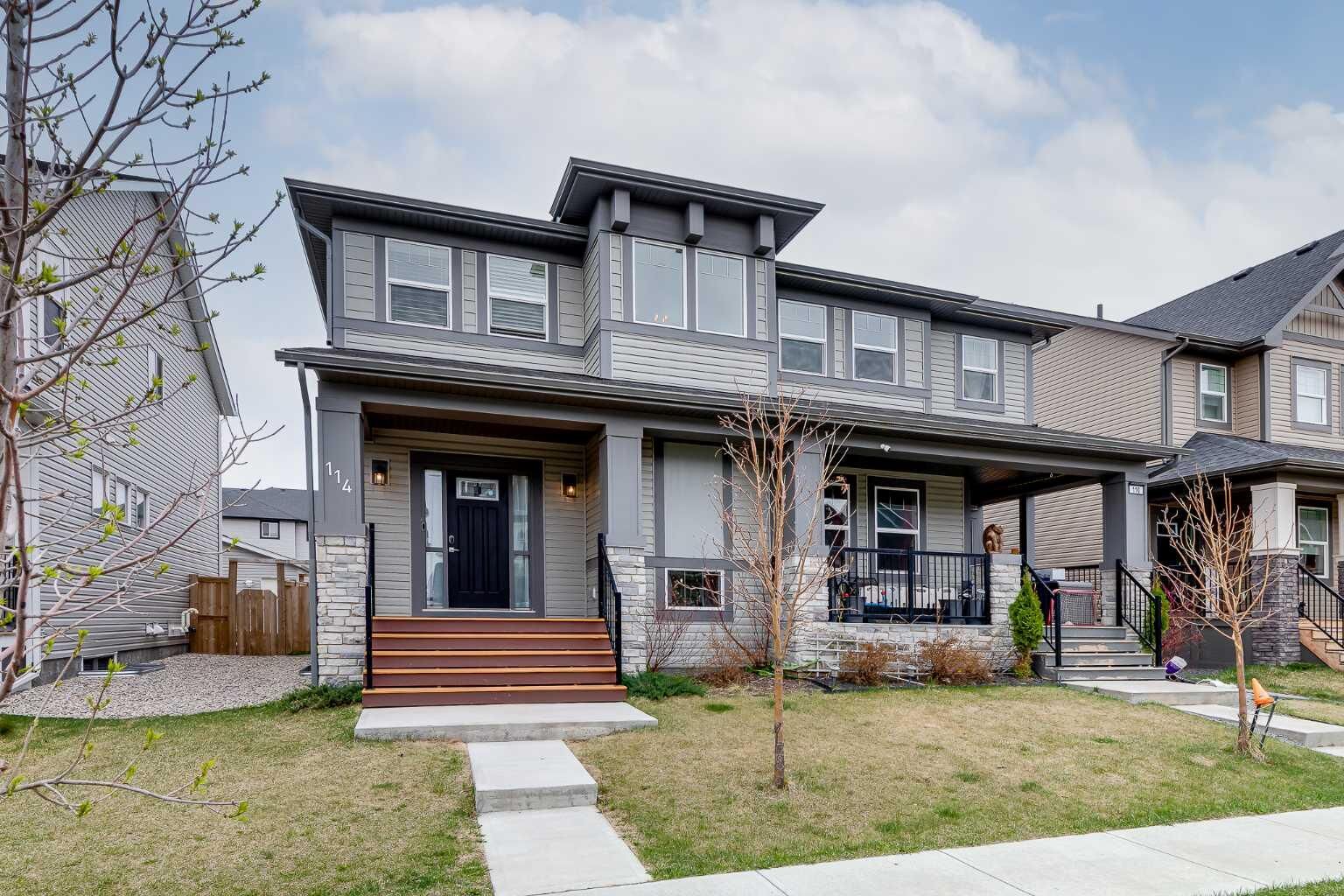 Property Photo:  114 Hillcrest Close SW  AB T4B 4H6 