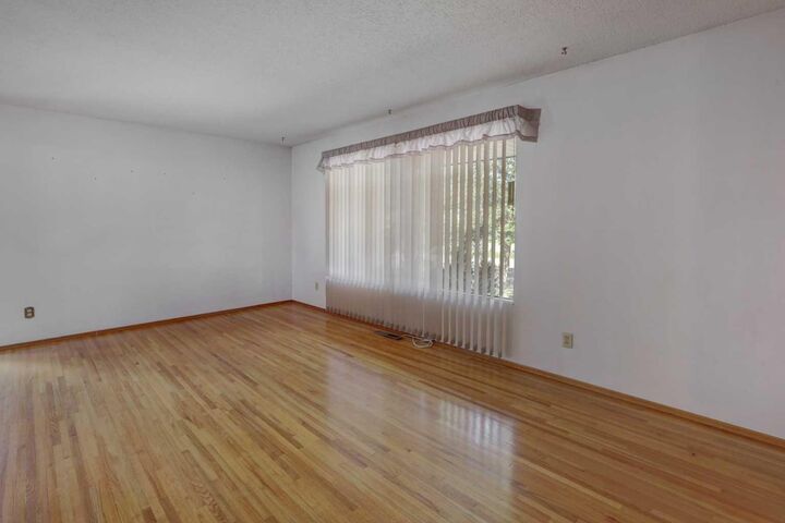 Property Photo:  255 Huntcroft Road NE  AB T2K 4E1 