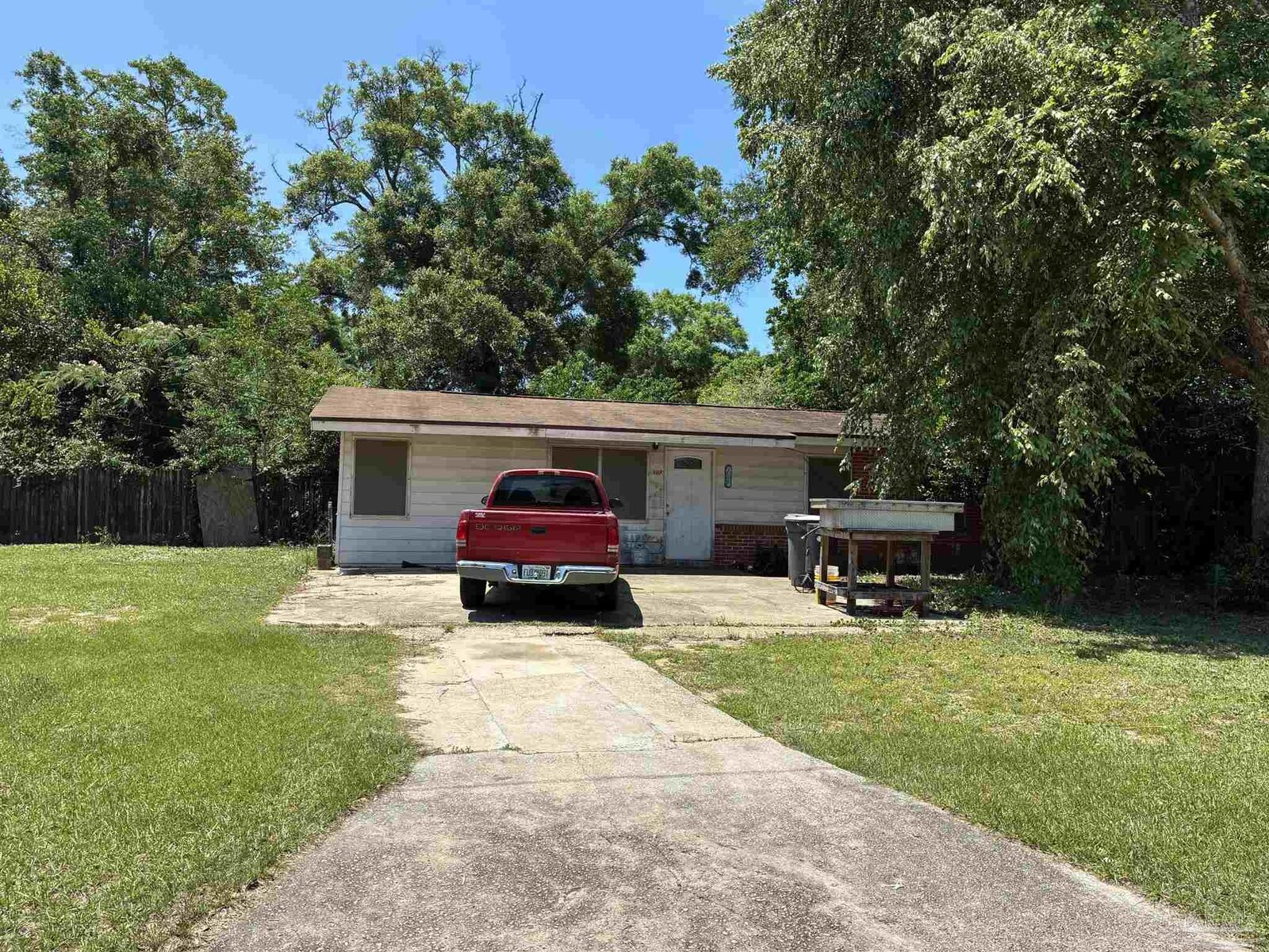 Property Photo: 7401 Sachem Rd FL 32506