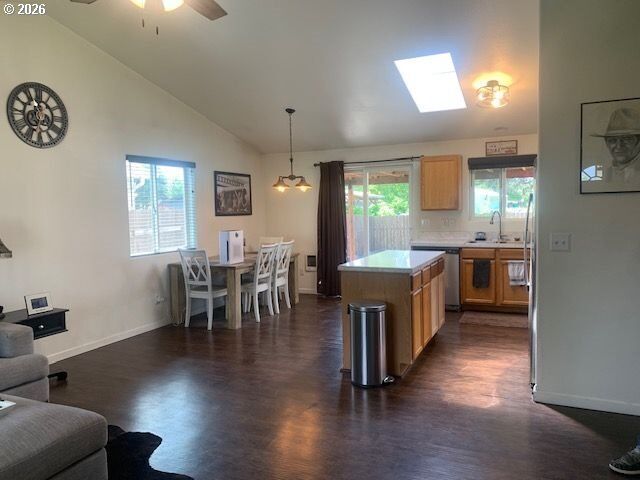 Property Photo: 1048 Kees St OR 97355
