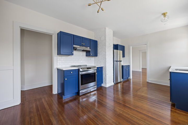 Property Photo:  852 Farmington Avenue  CT 06119 