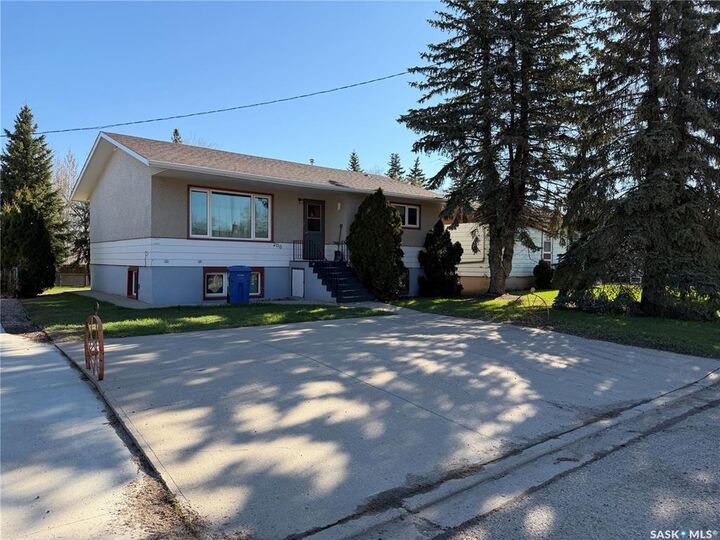 206 Burns Avenue W — photo 1