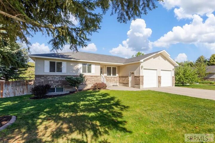 Property Photo:  1020 Hillview Drive  ID 83440 