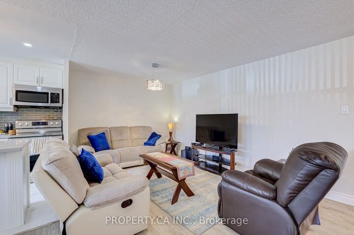 Property Photo: 966 Inverhouse Drive 109 ON L5J 4B6