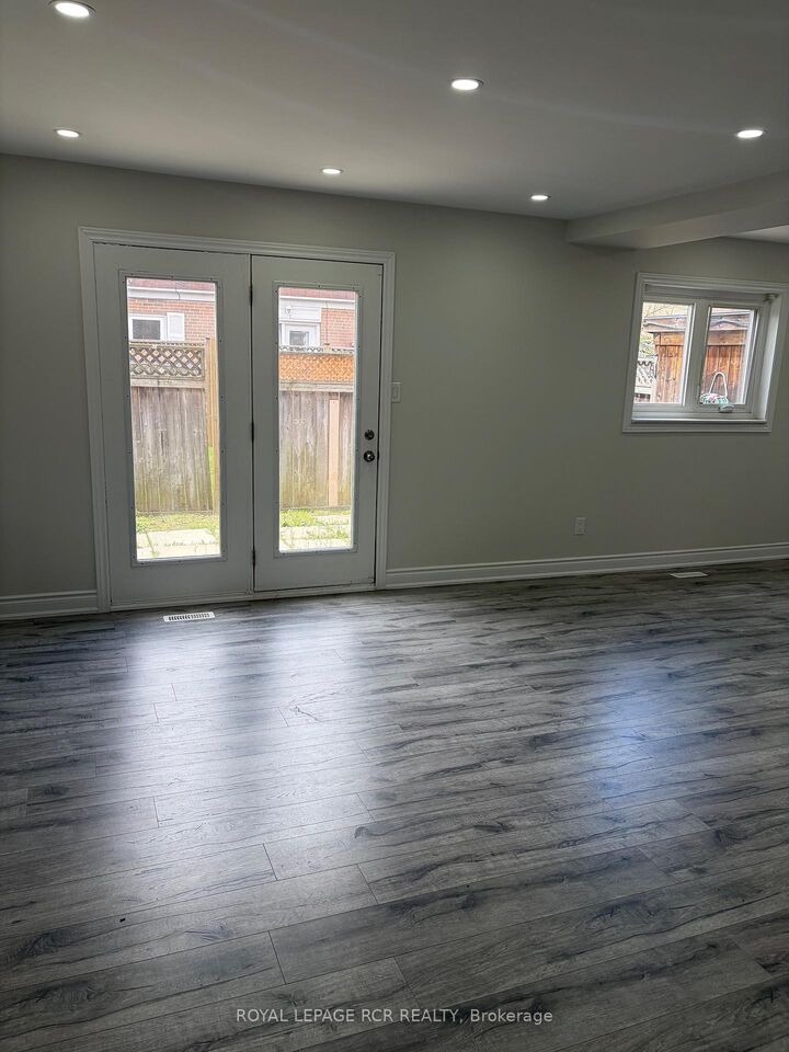 41 Town House Crescent — photo 1