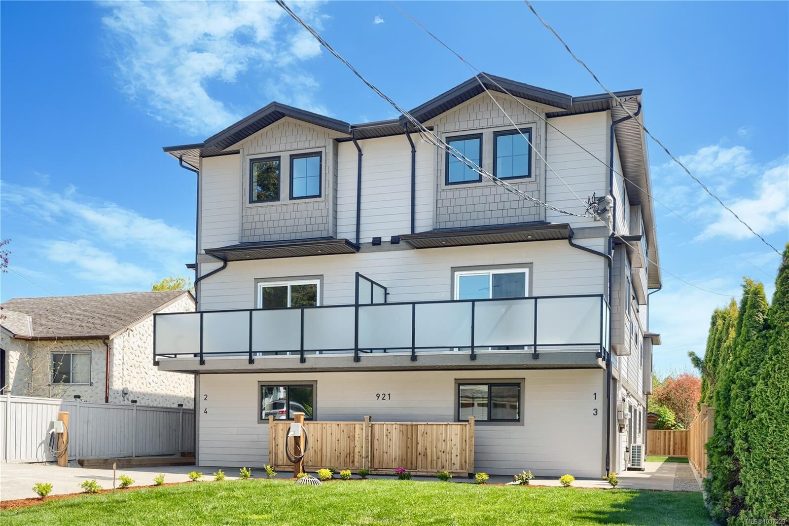 Property Photo:  921 Dale St 1  BC V8X 2V9 