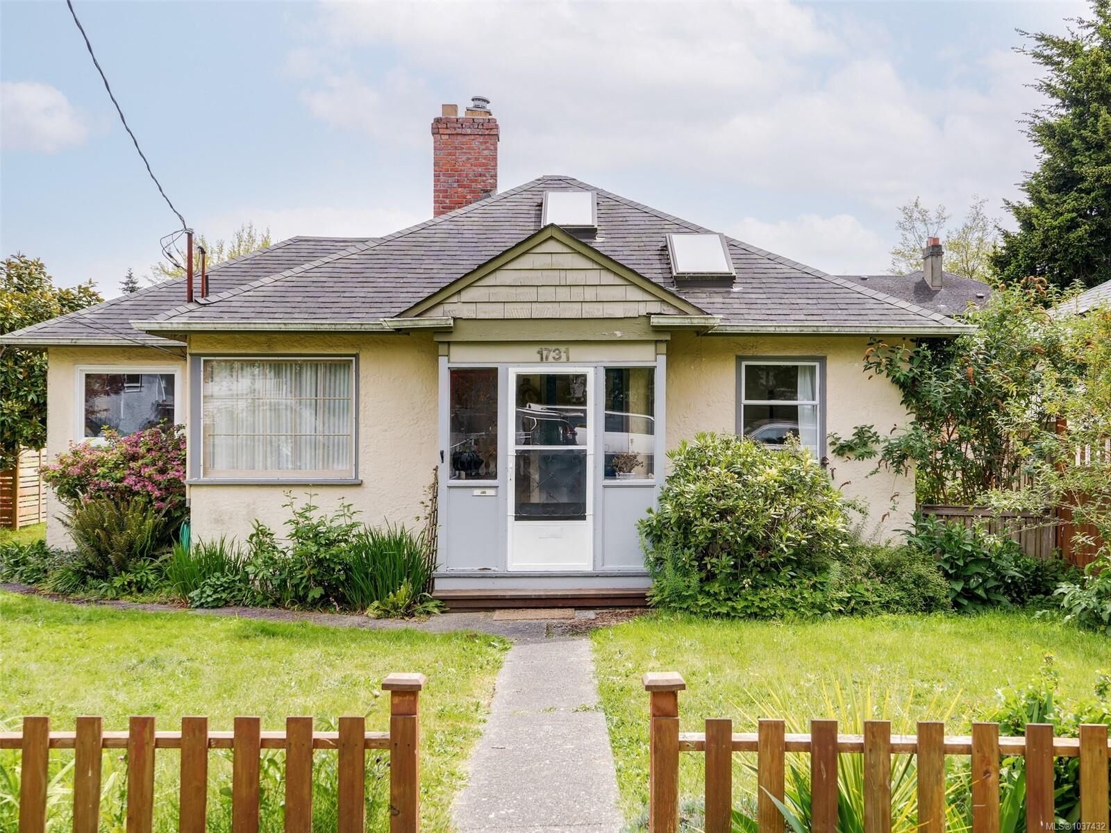 Property Photo: 1731 Denman St BC V8R 1Y3