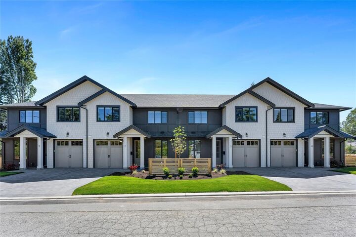 Property Photo:  3333 Henderson Rd 3  BC V8P 5A5 