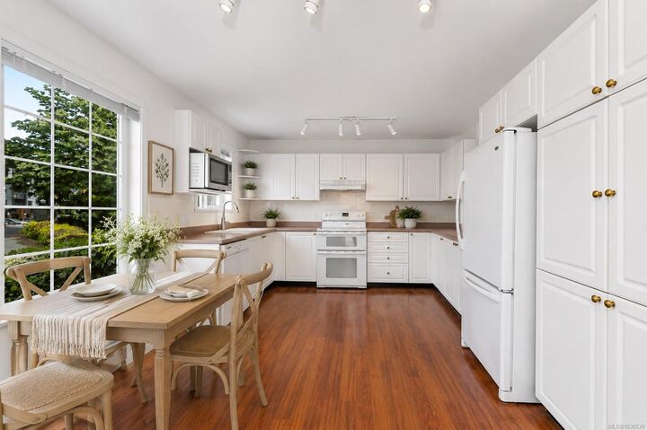 Property Photo: 14 Erskine Lane 77 BC V8Z 7J7