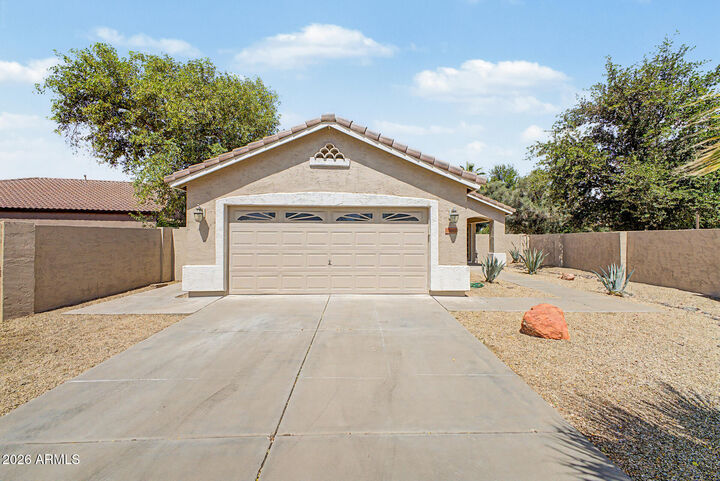 Property Photo:  1046 N San Benito Drive  AZ 85234 