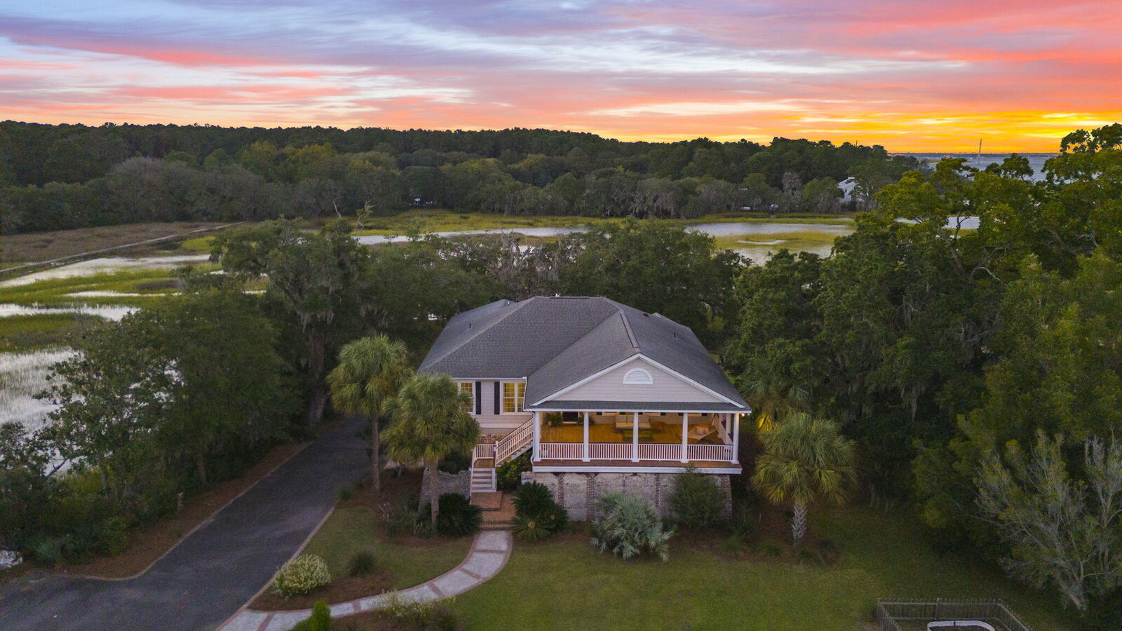 Property Photo:  2411 Kemway Road  SC 29455 