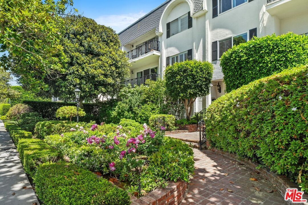 Property Photo:  404 San Vicente Blvd  CA 90402 
