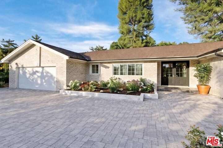 Property Photo: 4732 Del Moreno Dr CA 91364