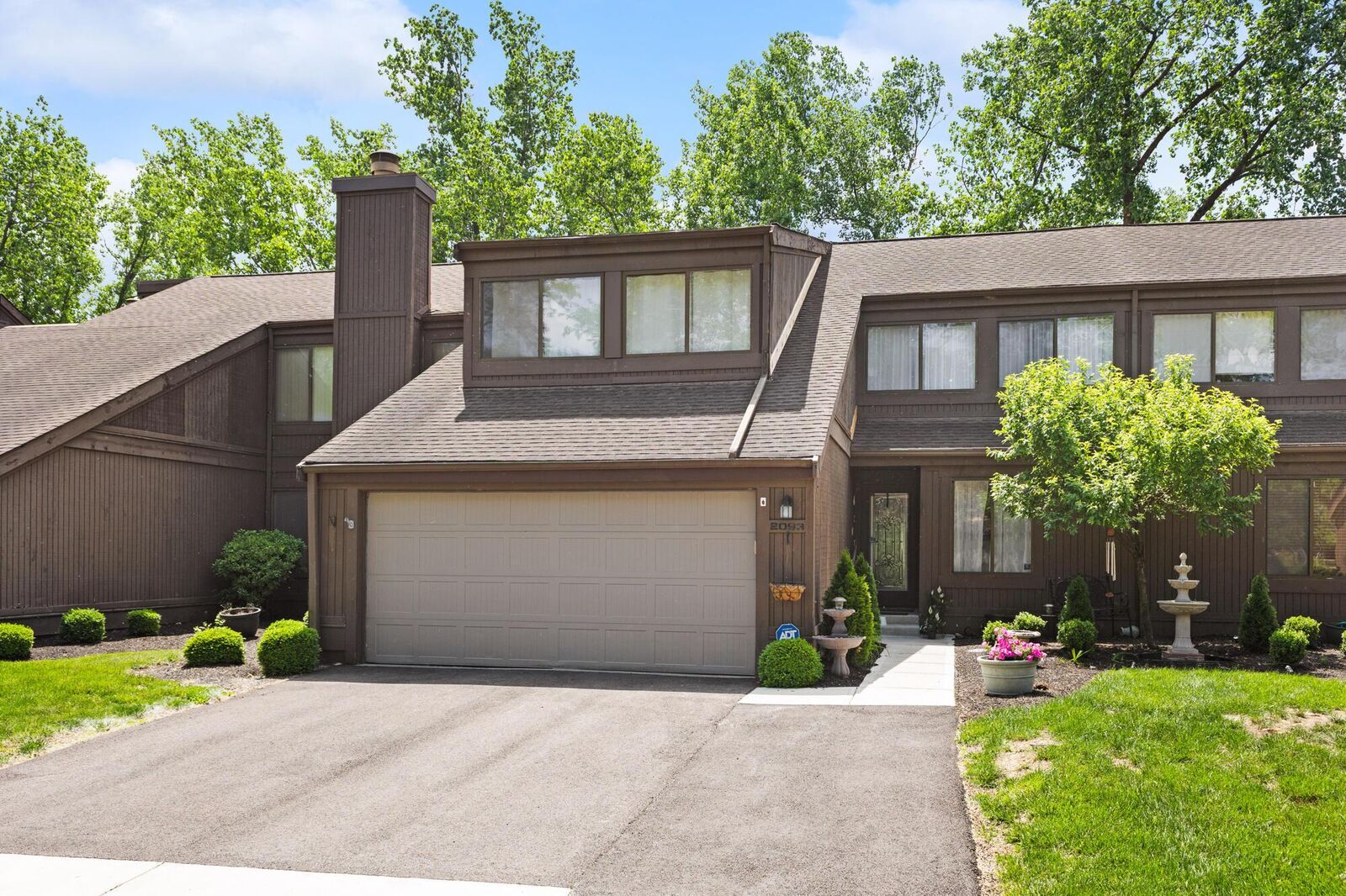 Property Photo:  2093 Brookhurst Avenue  OH 43229 