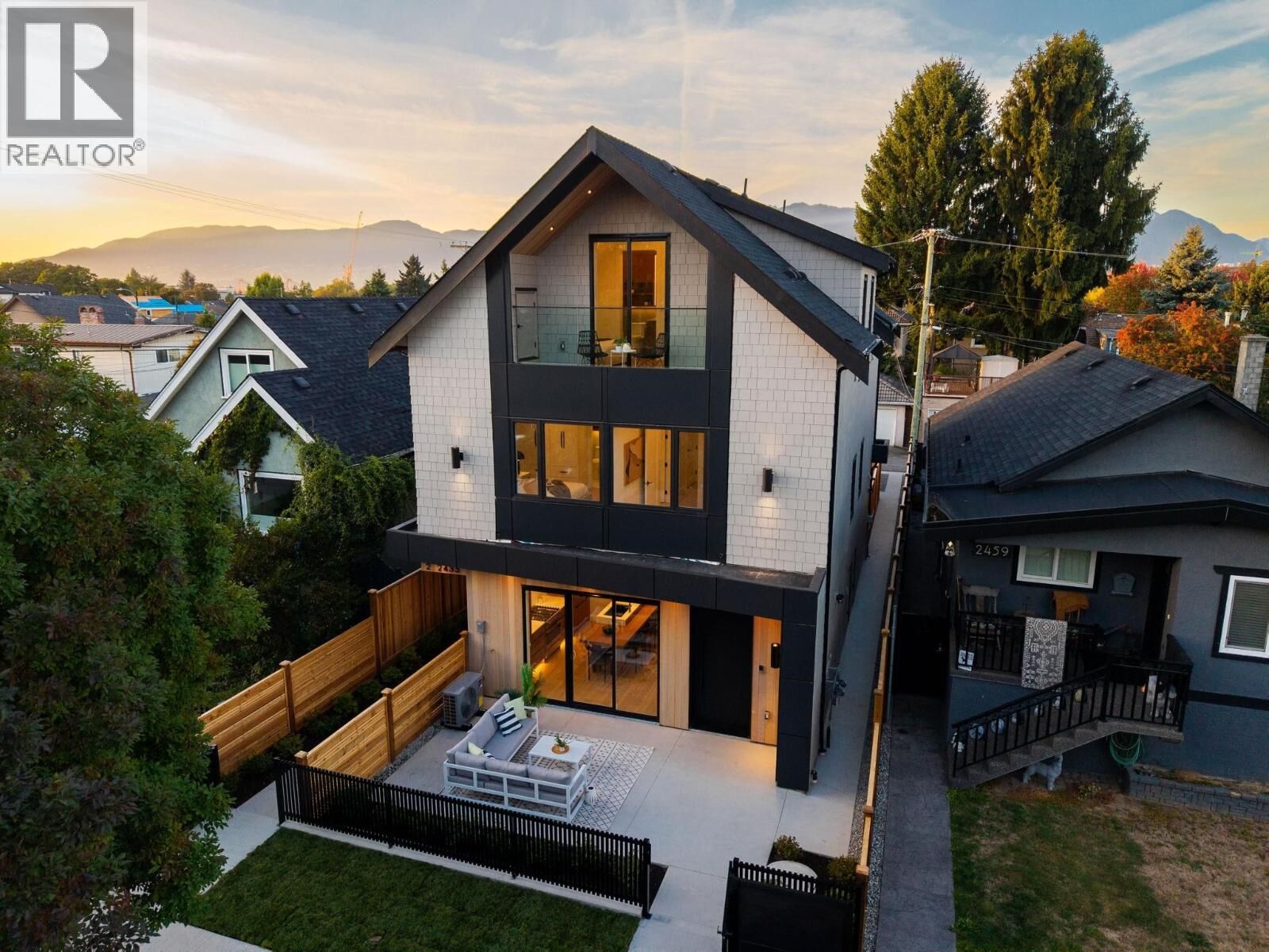 Property Photo:  2435 Napier Street 1  BC V5K 2W2 