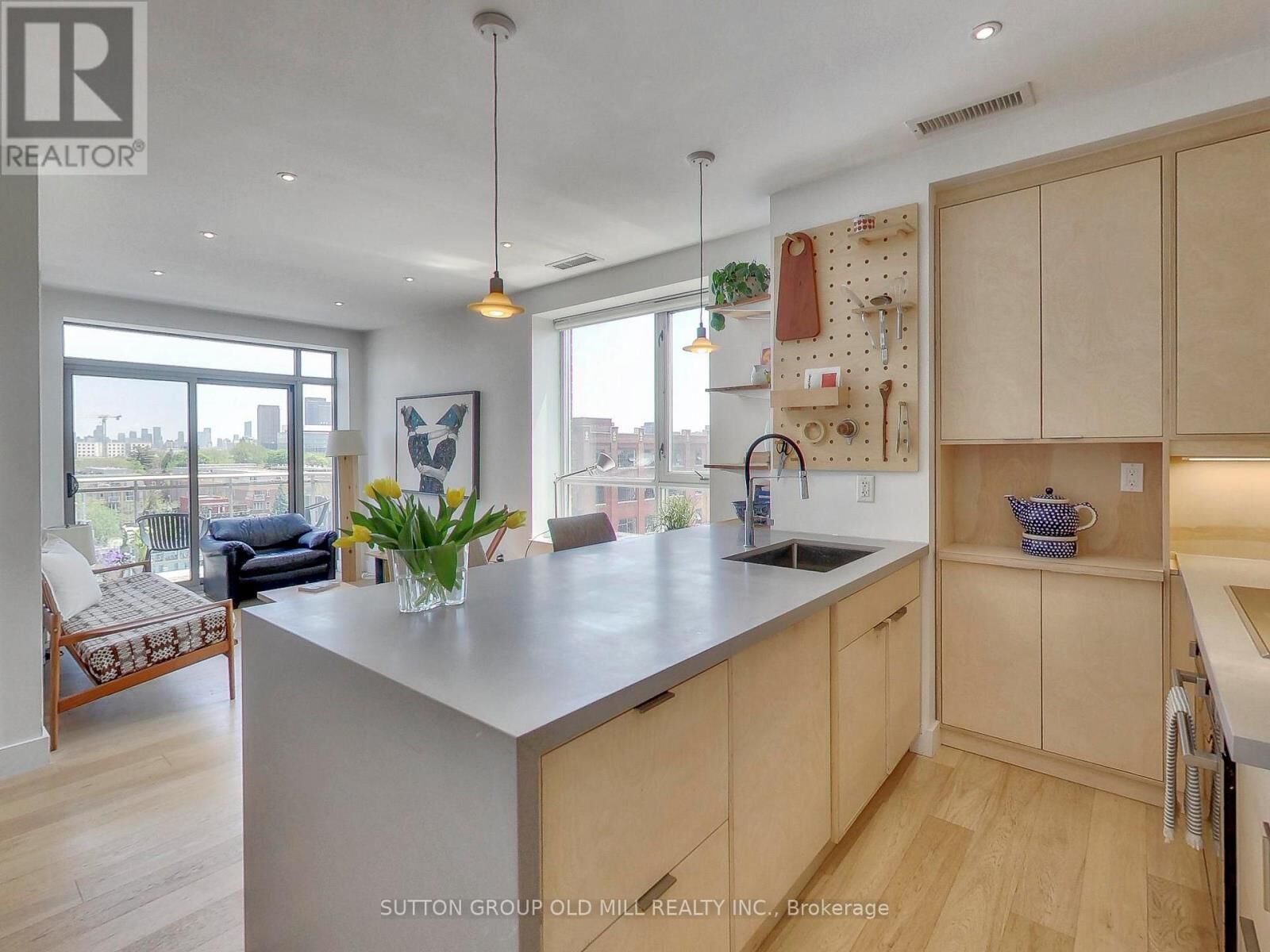 Property Photo: 2495 Dundas Street West 712 ON M6P 1X4