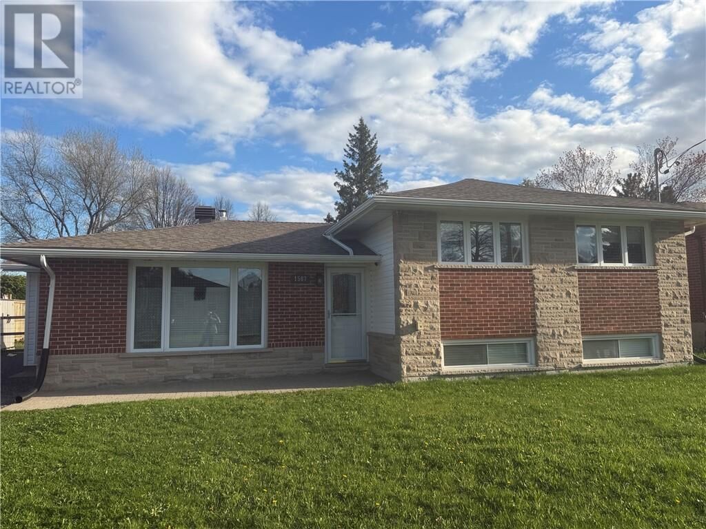 Property Photo: 1507 Canterbury Street ON P3A 1H7