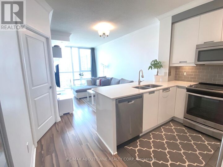 Property Photo:  75 Eglinton Avenue West 1503  ON L5R 0E5 