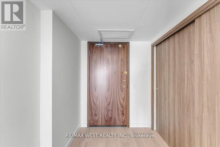 Property Photo:  1 Concord Cityplace Way 5709  ON M5V 0X3 