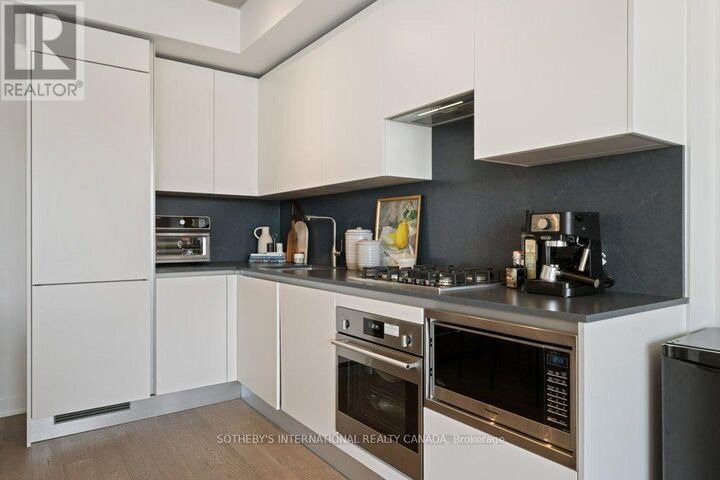 Property Photo:  2720 Dundas Street West 323  ON M6P 1Y2 