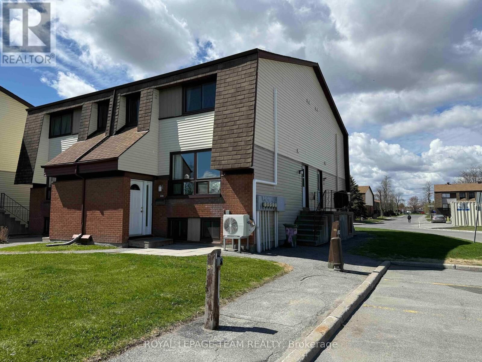 Property Photo: 23A Woodvale Green ON K2G 4H3