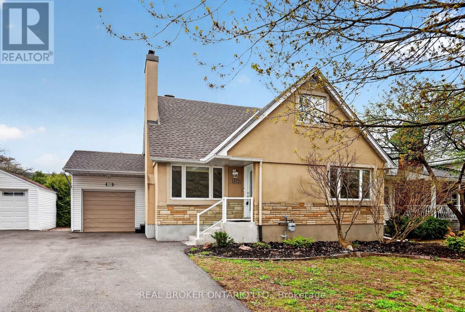 Property Photo:  1572 Dorion Avenue  ON K1G 0J6 