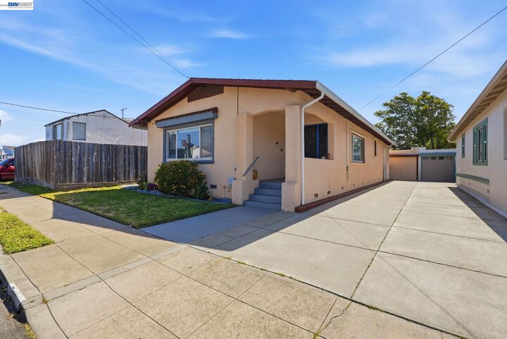 Property Photo:  560 41st St  CA 94805 