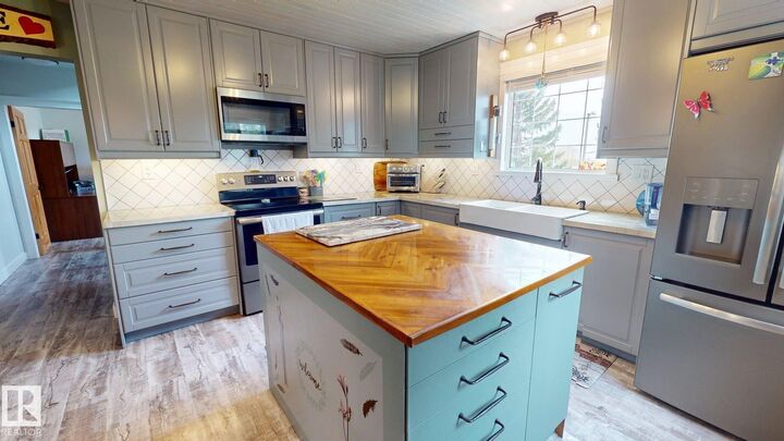 Property Photo:  55268 Range Road 212  AB T8L 4A9 
