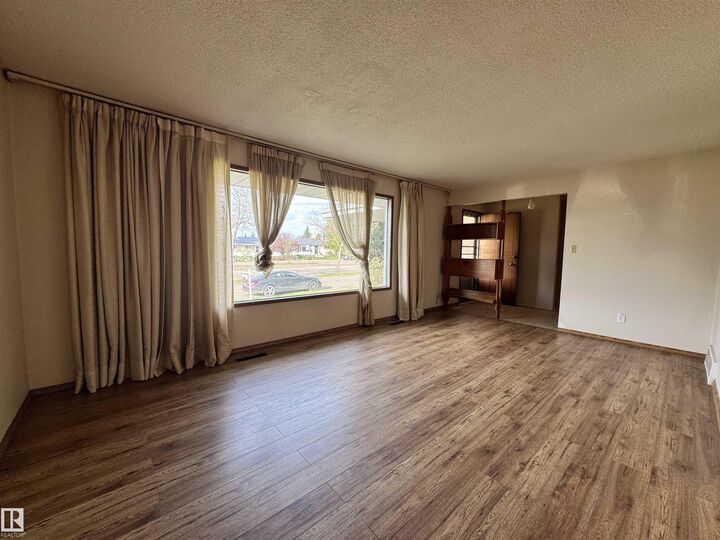 Property Photo:  5707 90 Avenue NW  AB T6B 0P1 