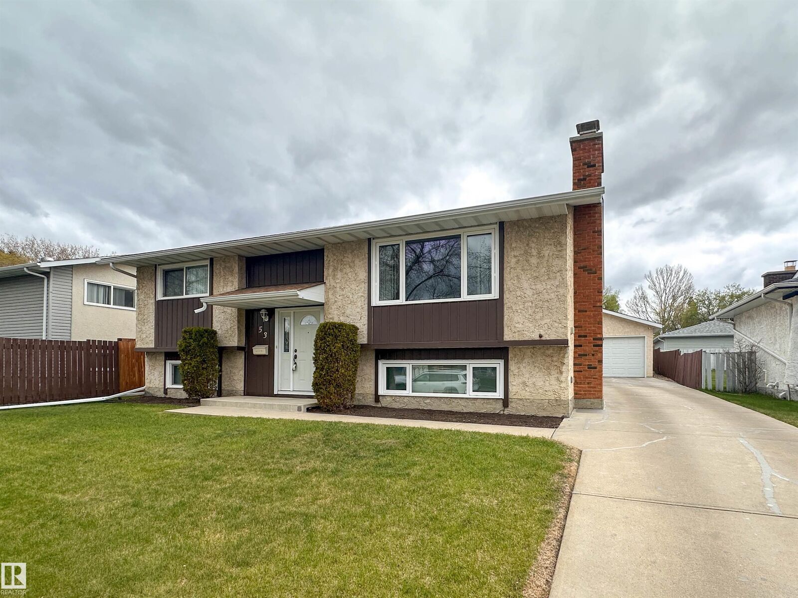 Property Photo:  53 Alpine Boulevard  AB T8N 2M1 