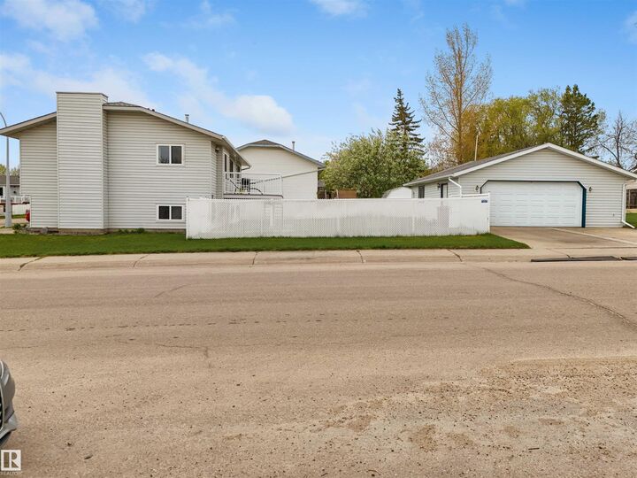 Property Photo:  5536 42 Street  AB T7A 1A7 