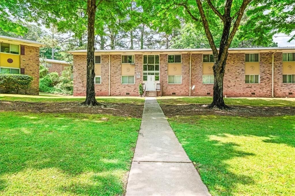 Property Photo: 1627 Line Circle GA 30032