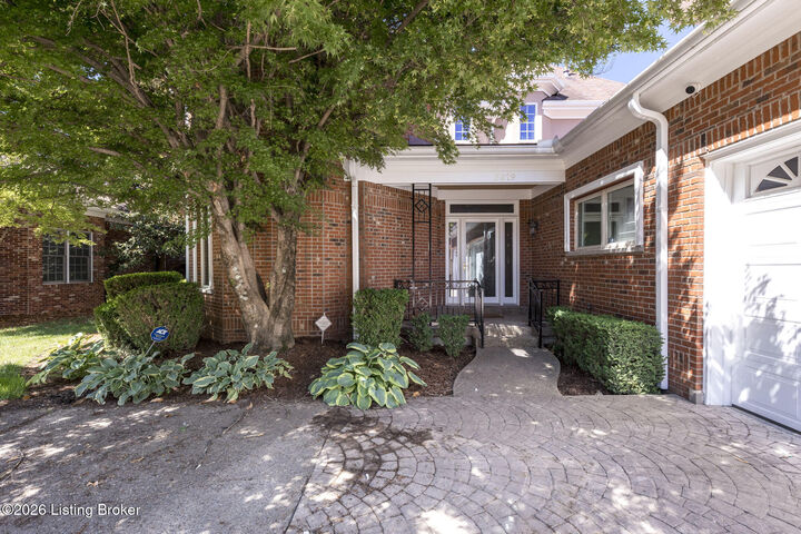 Property Photo:  2619 Alia Cir  KY 40222 