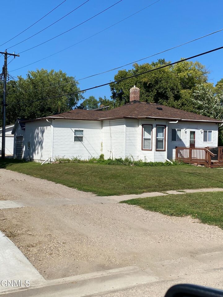 Property Photo:  112 7th Street NW  ND 58401 
