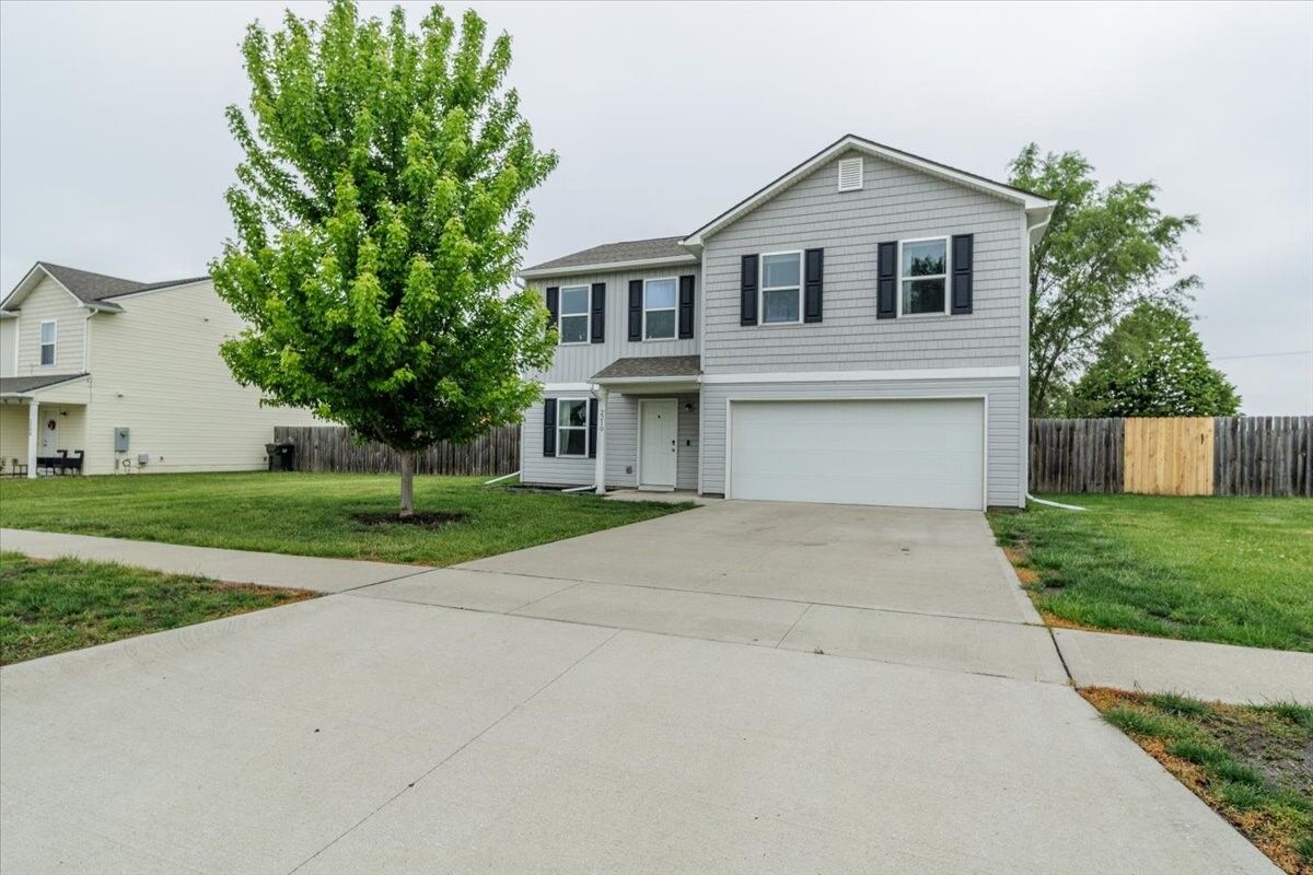Property Photo:  2210 Sunflower Street  IA 50220 